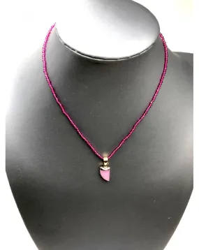 COLLARES FINOS CON BONITO COLMILLO DE PIEDRA ROSA